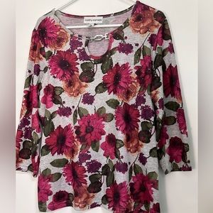 Cathy Daniels knit top round neck, keyhole detail with silver embellishment. Lg